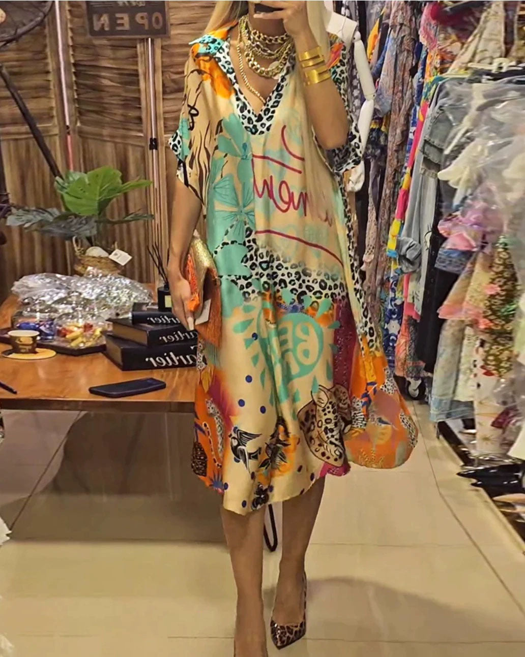 Damen Auffälliges Strandkleid mit bunten Mustern und lockerer Passform Stalluxe