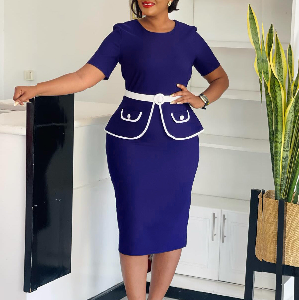 Damen Elegantes Tailliertes Kleid mit peppiger Taschenapplikation und breitem Gürtel Stalluxe