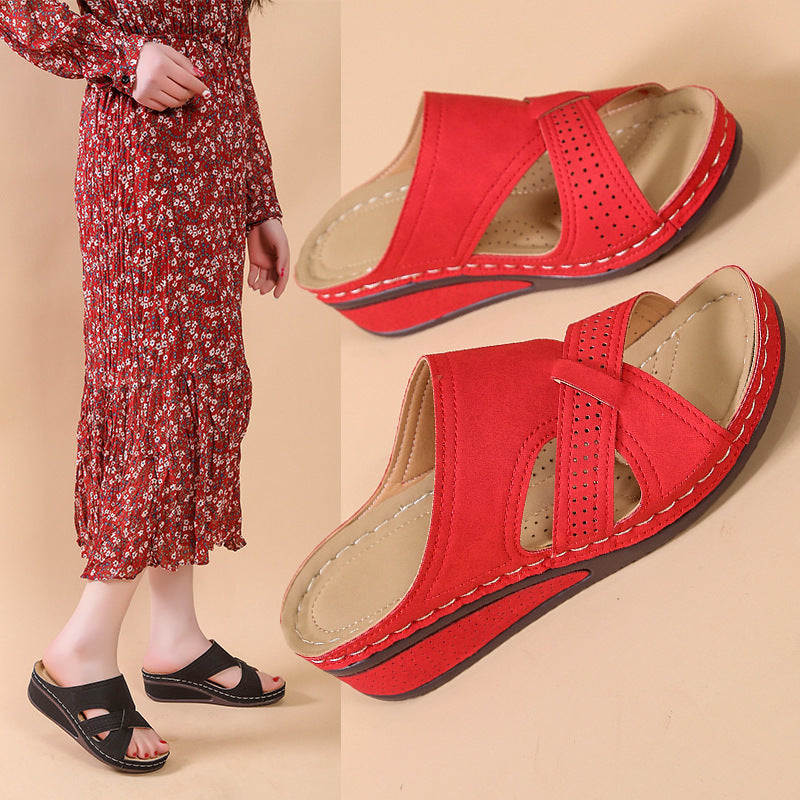 Damen Komfortable Wedge-Pantoletten mit perforierten Details und rutschfester Sohle Stalluxe