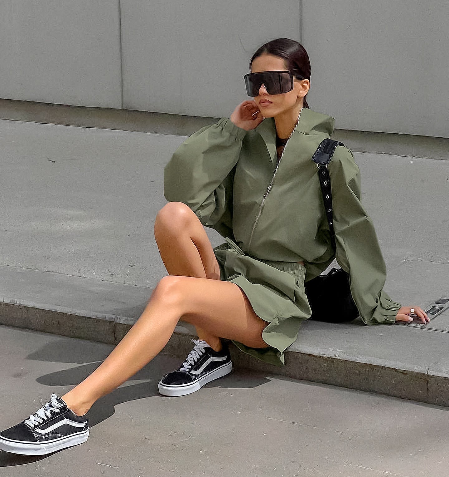 Damen stylisches Sportoutfit mit reißfestem Windbreaker und luftigen Shorts Stalluxe