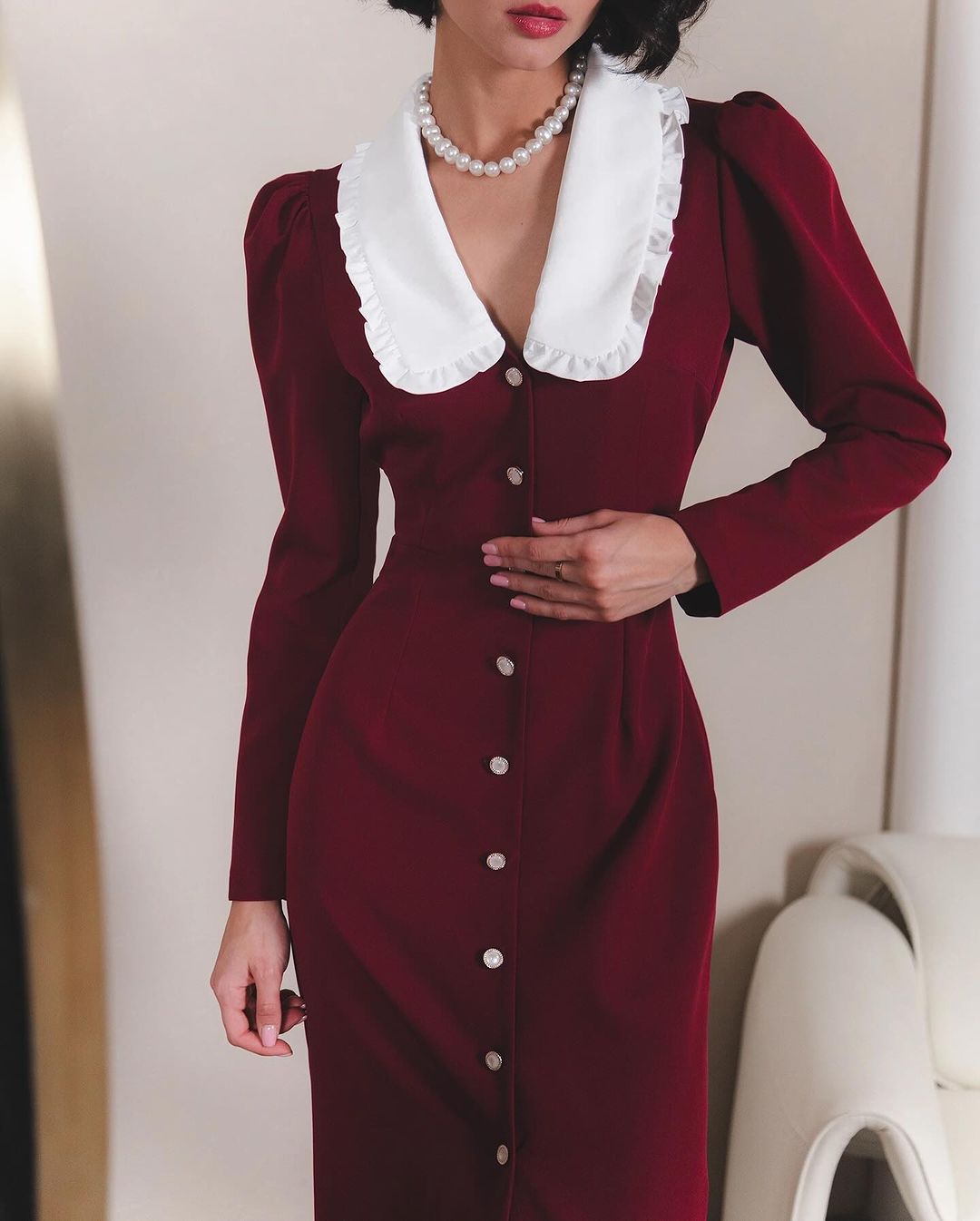 Damen Elegantes Maxikleid mit kontrastierendem Kragen und Knopfdetails Stalluxe