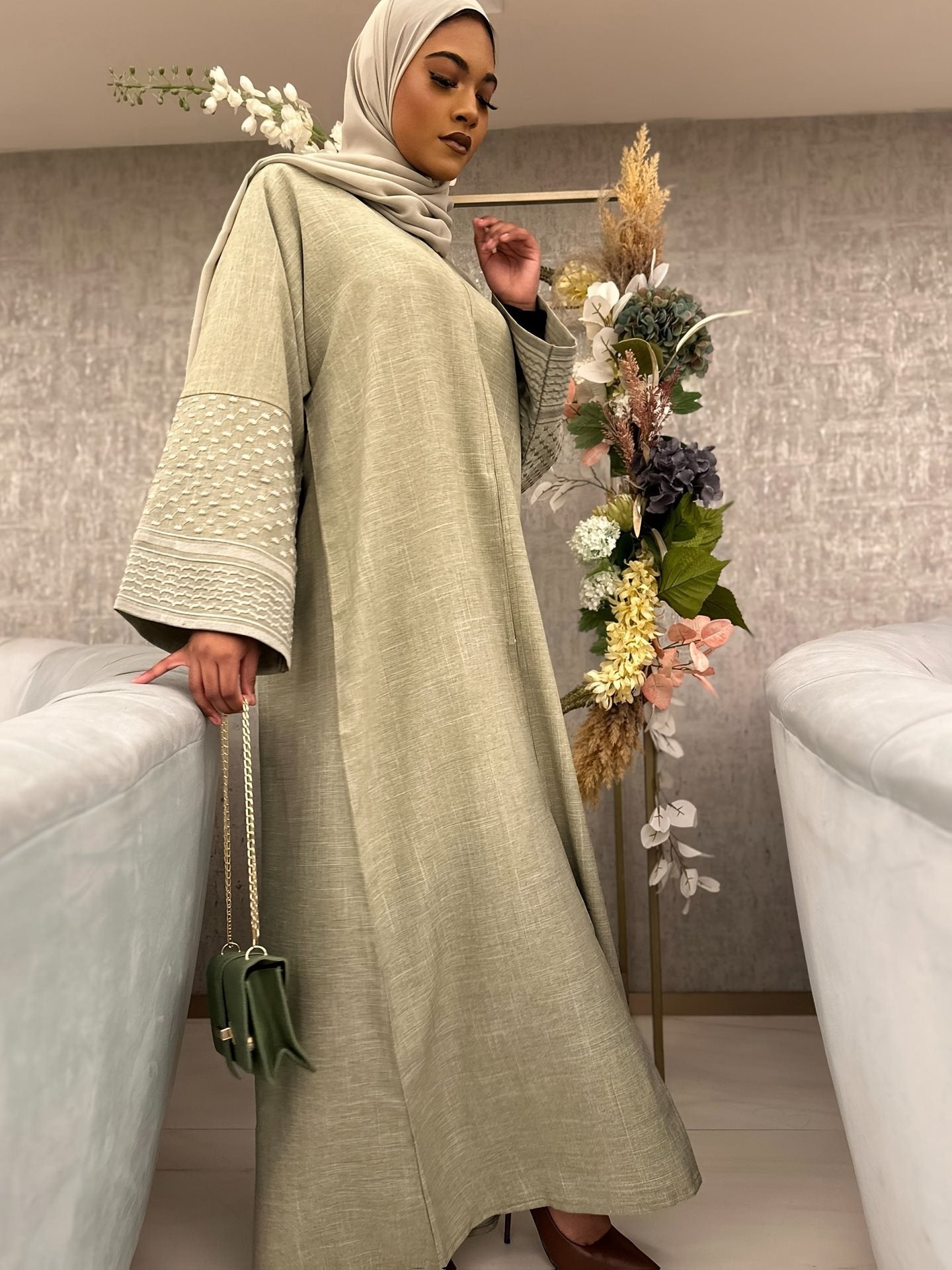 Damen elegante Maxikleid mit modischen Trompetenärmeln und feinen Details Stalluxe