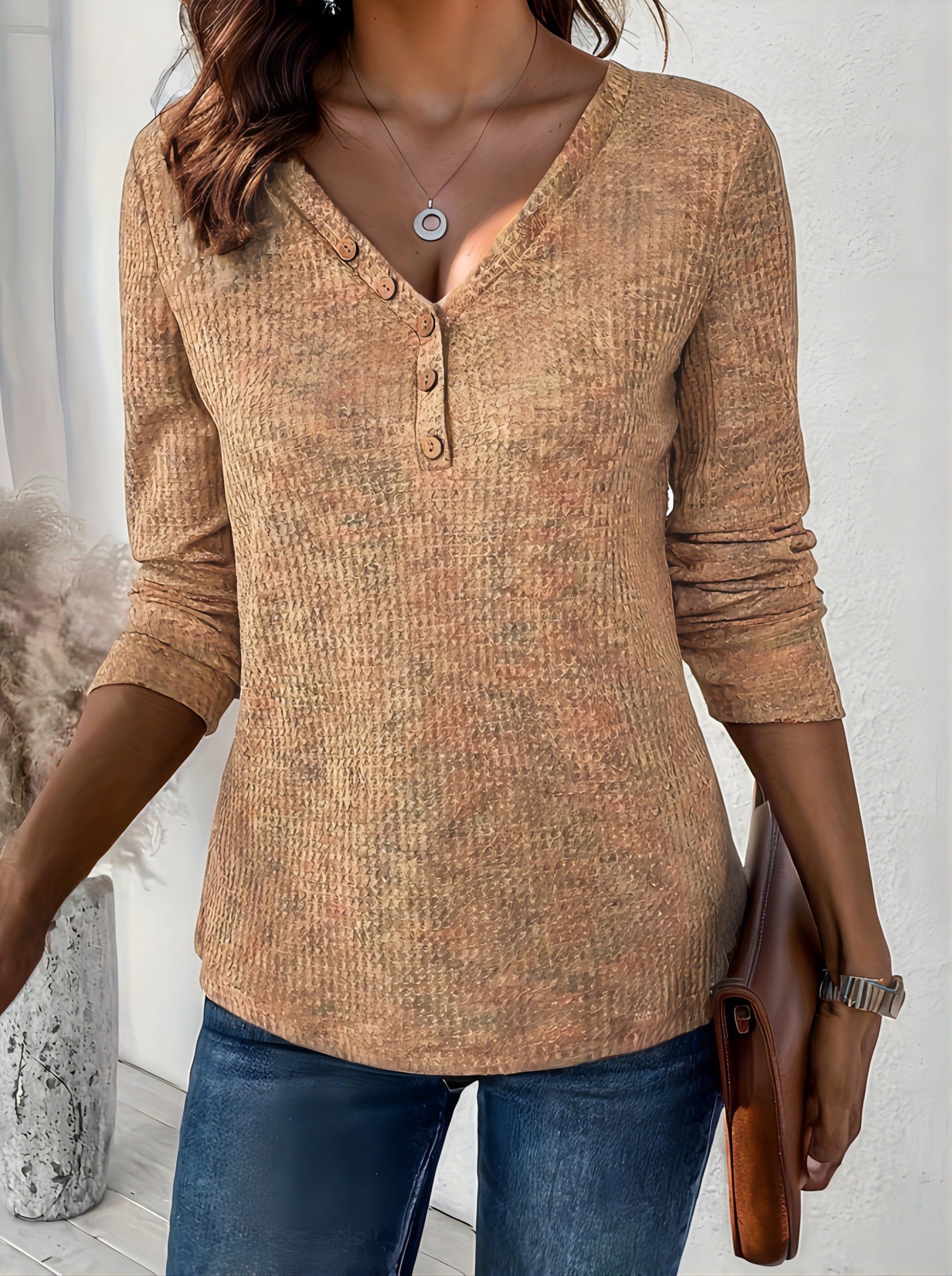 Damen Langarmshirt mit strukturiertem Halsausschnitt und Knopfdetails Stalluxe