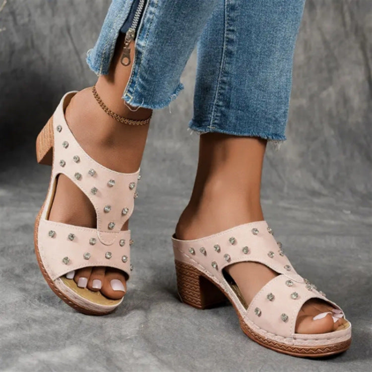 Damen Plattform-Sandalen mit modischen Nieten und bequemem Fußbett Stalluxe