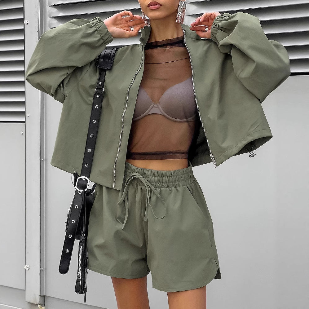 Damen stylisches Sportoutfit mit reißfestem Windbreaker und luftigen Shorts Stalluxe