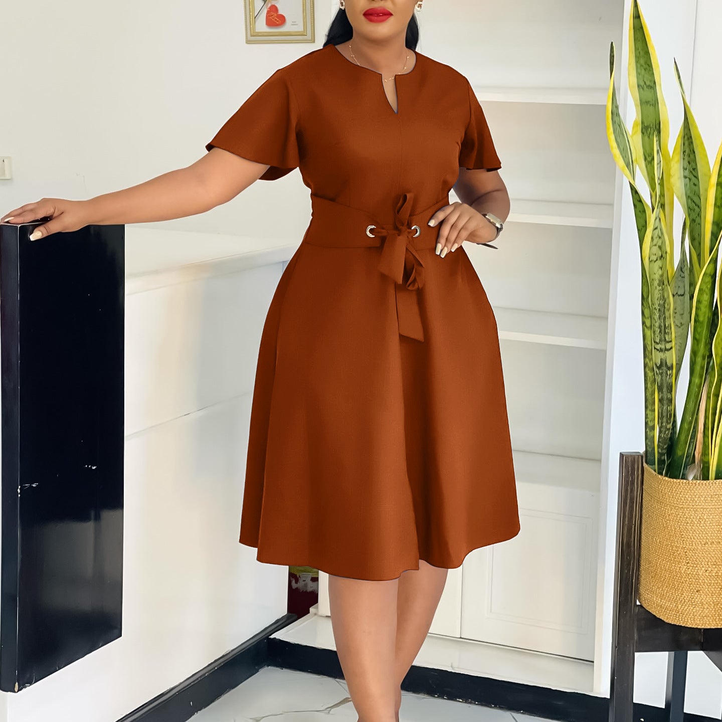 Damen Midi-Kleid mit eleganten Volantärmel und schickem Taillengürtel Stalluxe