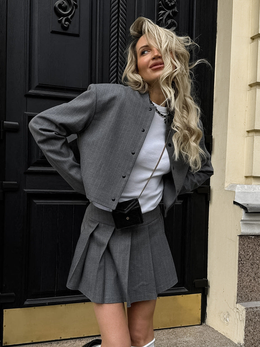 Damen modische Kurzjacke mit Klappen und passendem Rock Stalluxe