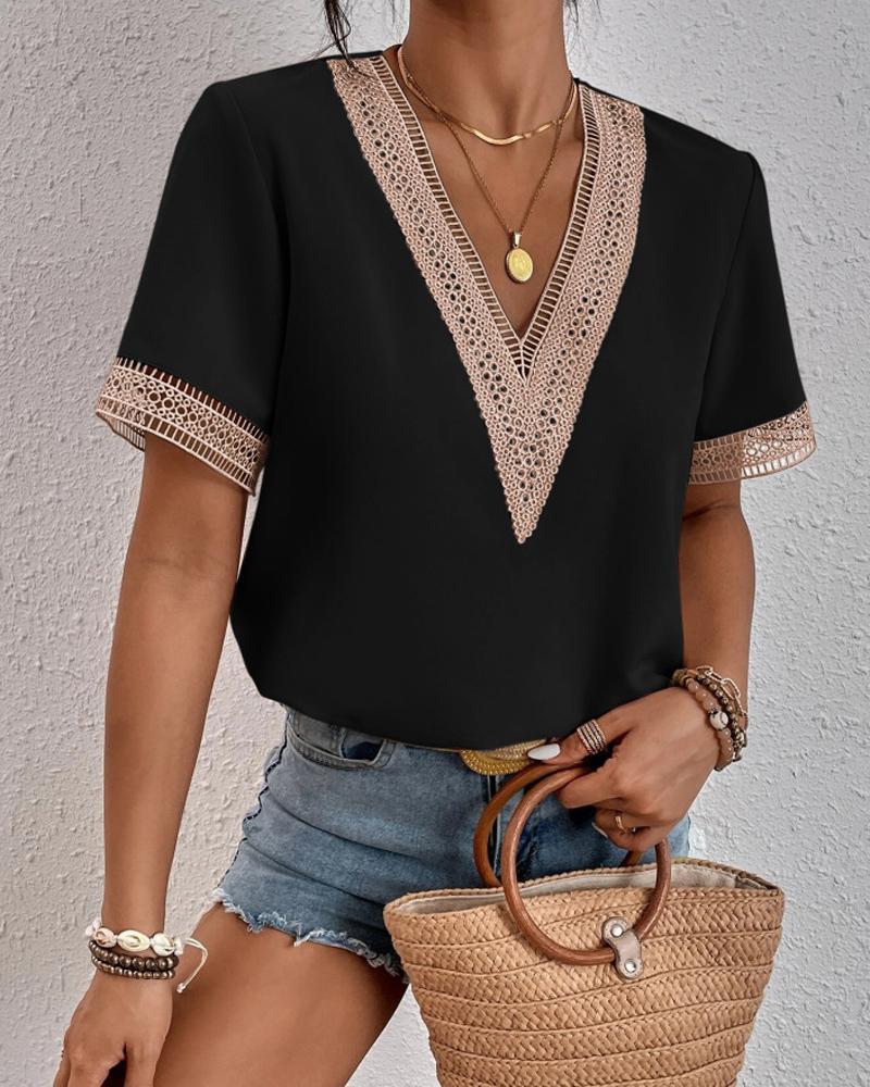 Damen Elegante Bluse mit V-Ausschnitt und dekorativen Spitzenapplikationen Stalluxe