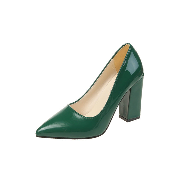 Damen Spitzen Pumps mit bequemem Blockabsatz und glänzendem Finish Stalluxe