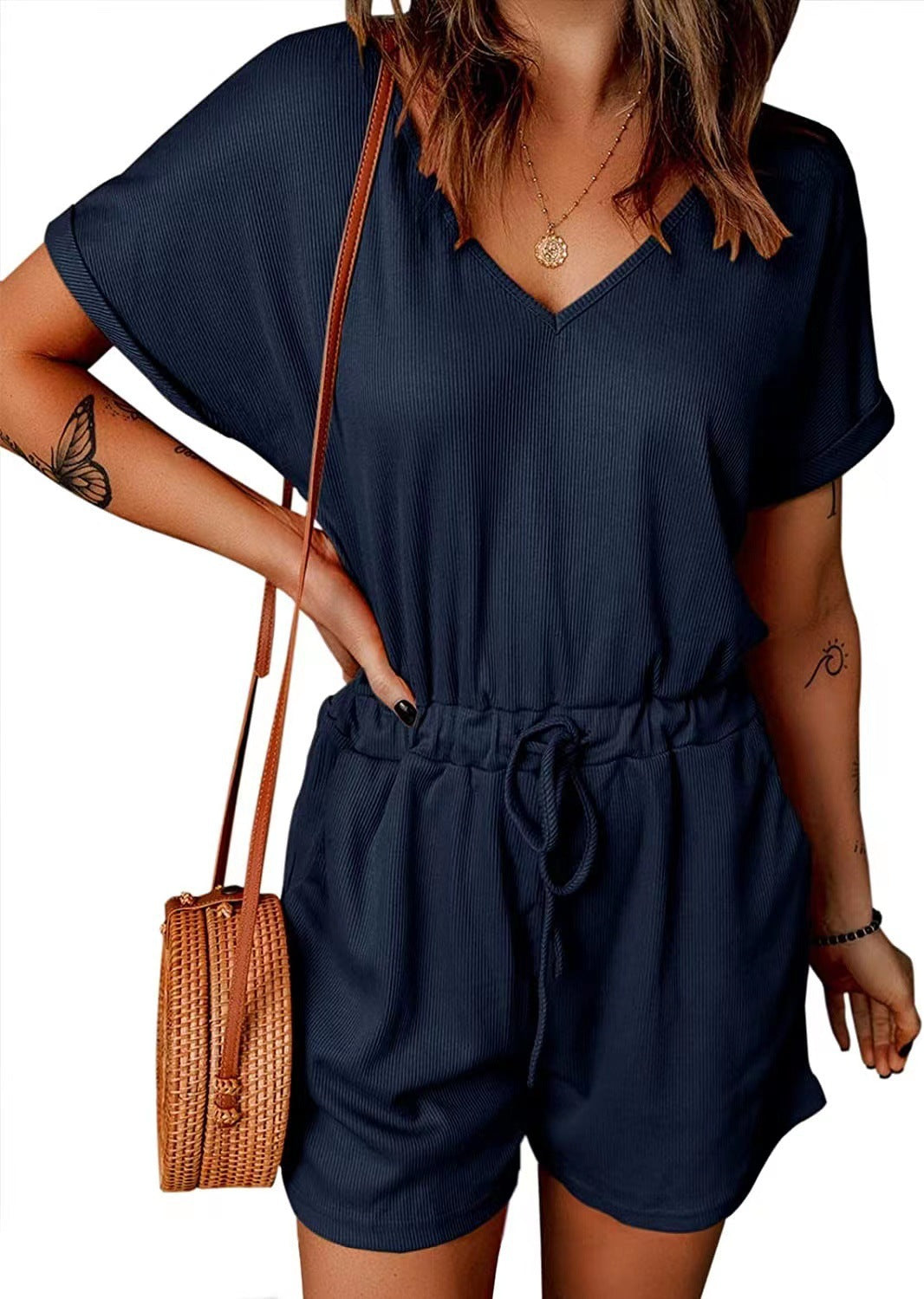 Damen lässiger Kurz-Jumpsuit mit Gürteldetail und tiefem V-Ausschnitt Stalluxe