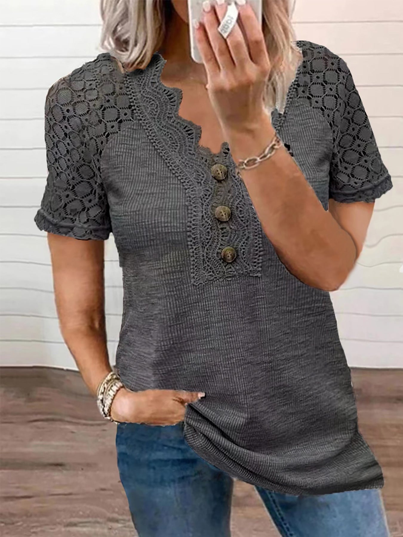 Damen elegantes Oberteil mit Spitzenärmeln und raffinierten Knopfdetails Stalluxe