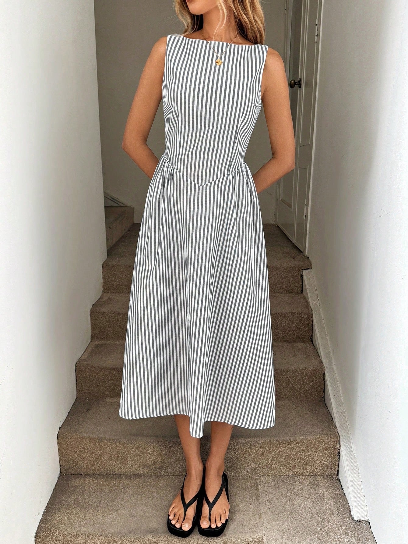 Damen Midi-Kleid mit schmalen Streifen und taillierter Silhouette Stalluxe