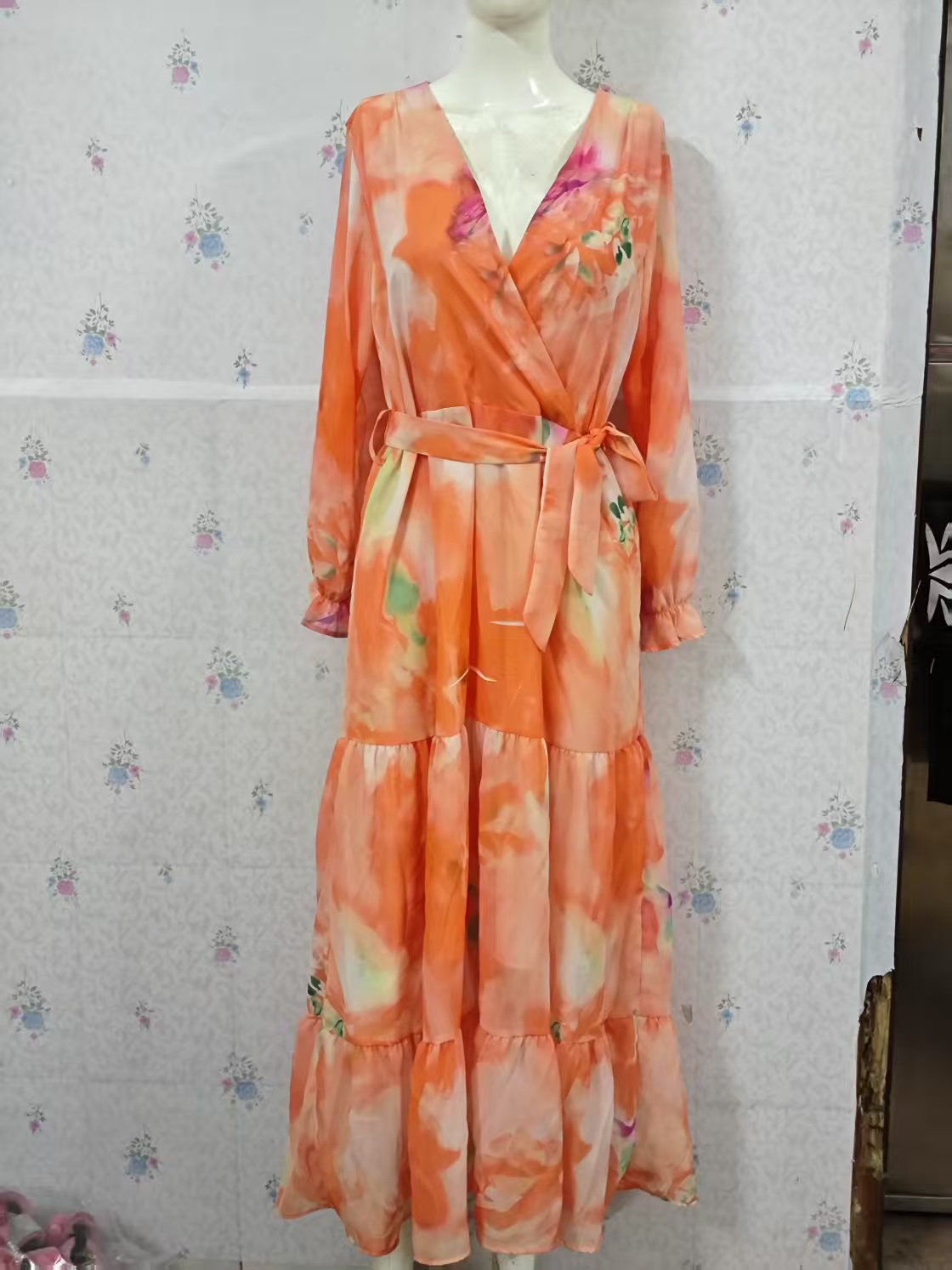 Damen Maxikleid mit floralem Design und legerem V-Ausschnitt Stalluxe