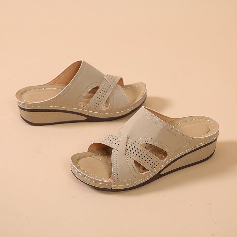Damen Komfortable Wedge-Pantoletten mit perforierten Details und rutschfester Sohle Stalluxe