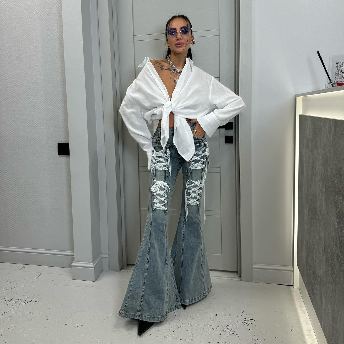 Damen Flared Jeans mit raffiniertem Schnür-Design Stalluxe