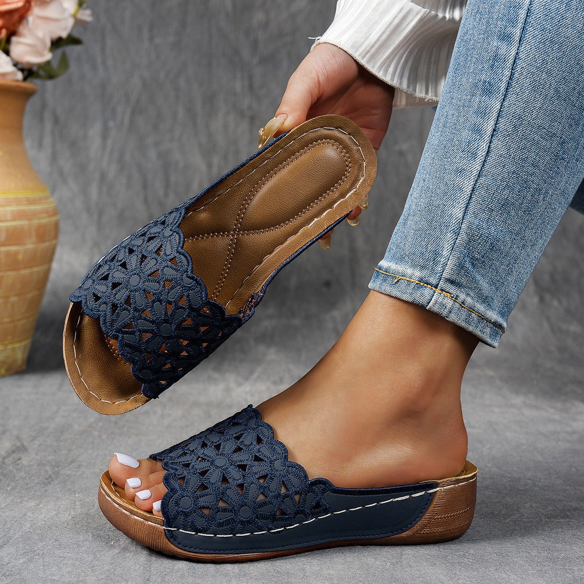 Damen komfortable Badeschuhe mit floralem Spitzen-Design Stalluxe