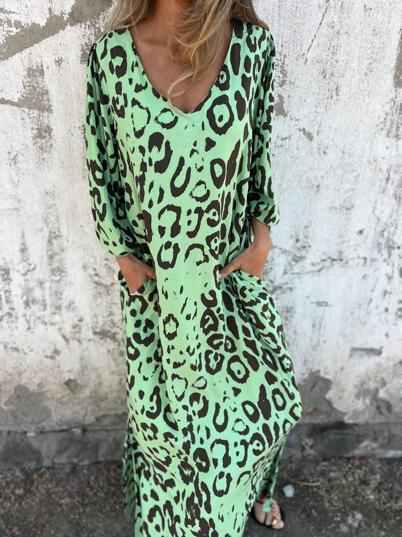 Damen lässiges Maxikleid im Leopardenmuster mit tiefem V-Ausschnitt Stalluxe