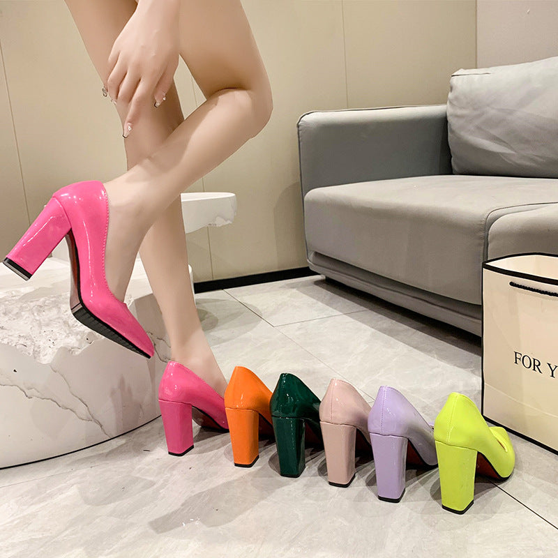 Damen Spitzen Pumps mit bequemem Blockabsatz und glänzendem Finish Stalluxe