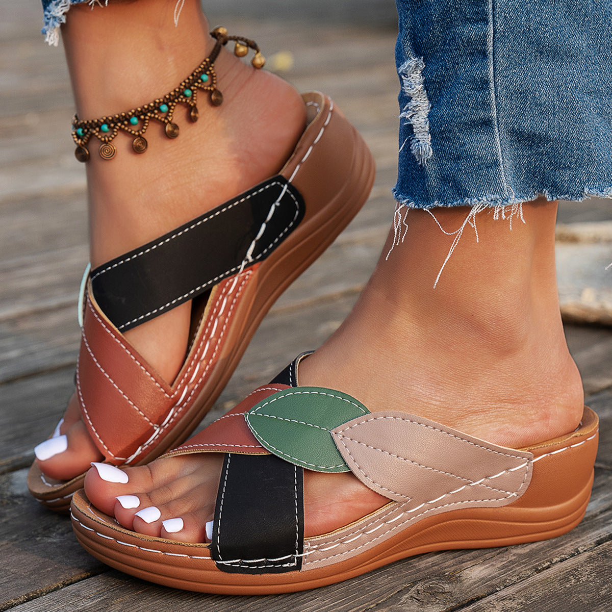 Damen Komfortable Riemensandalen mit modischen Blätterdetails Stalluxe