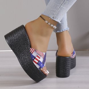 Damen Plateau-Pantoletten mit verspieltem Herzdesign Stalluxe