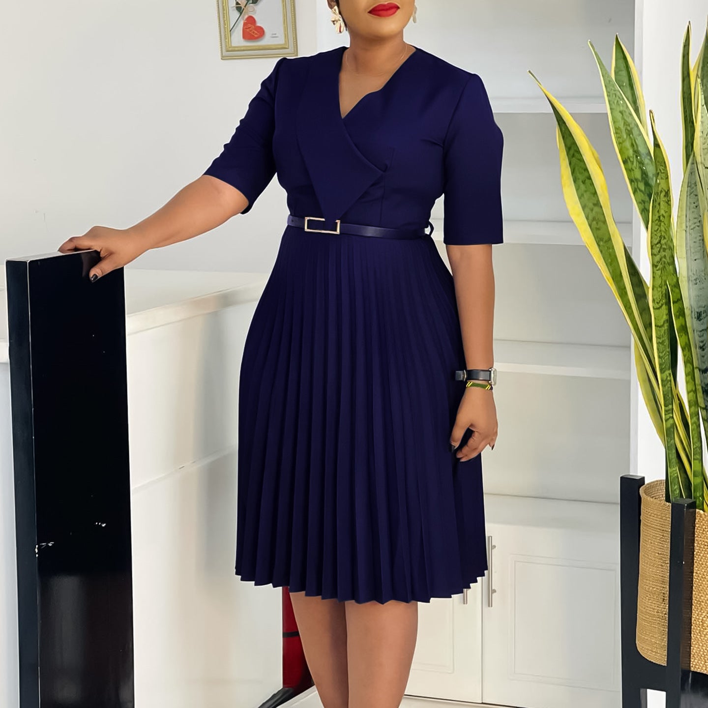 Damen Plissee Kleid mit taillierendem Gürtel und elegantem V-Ausschnitt Stalluxe
