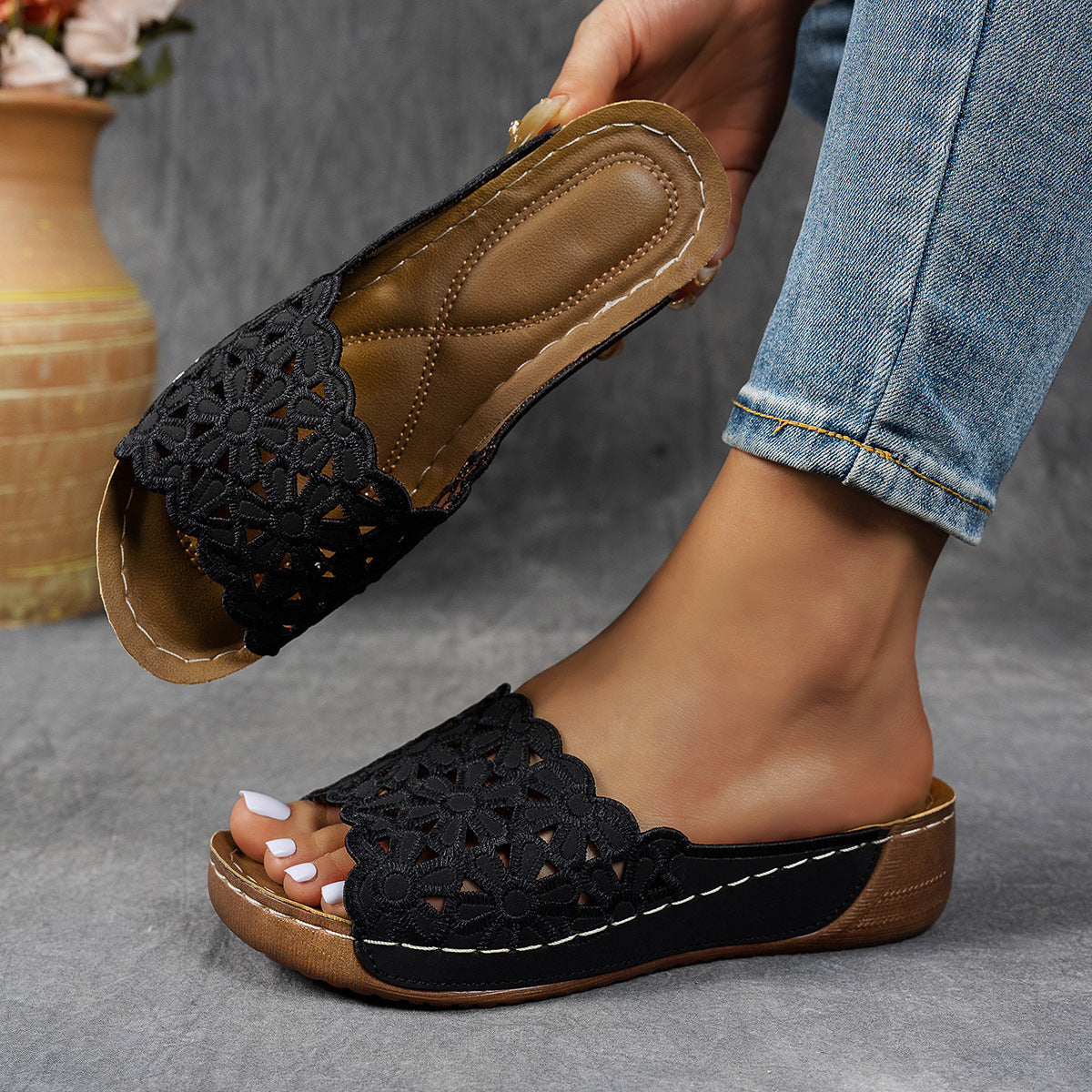 Damen komfortable Badeschuhe mit floralem Spitzen-Design Stalluxe