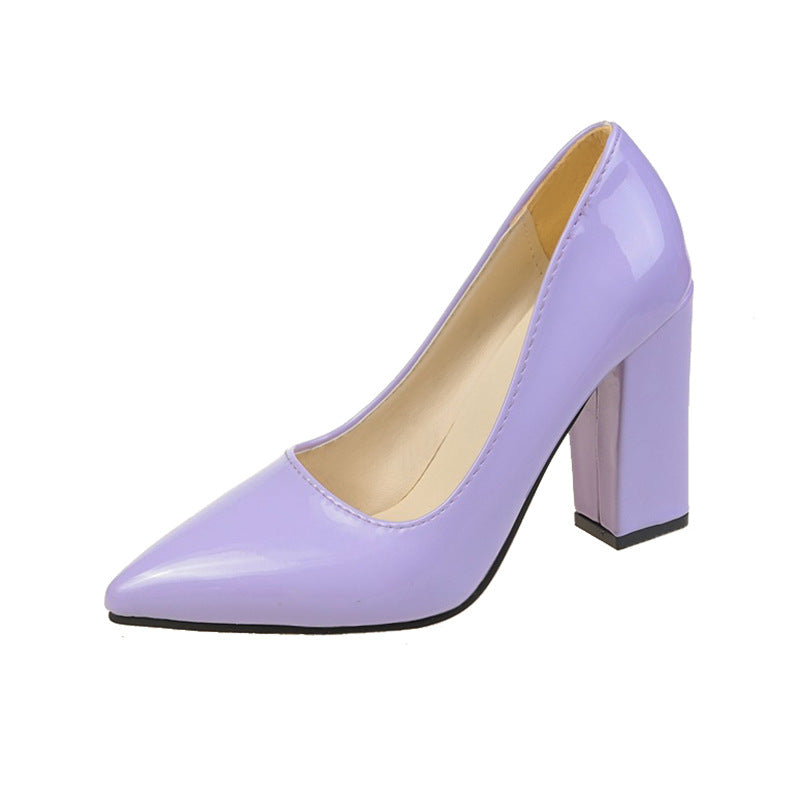 Damen Spitzen Pumps mit bequemem Blockabsatz und glänzendem Finish Stalluxe