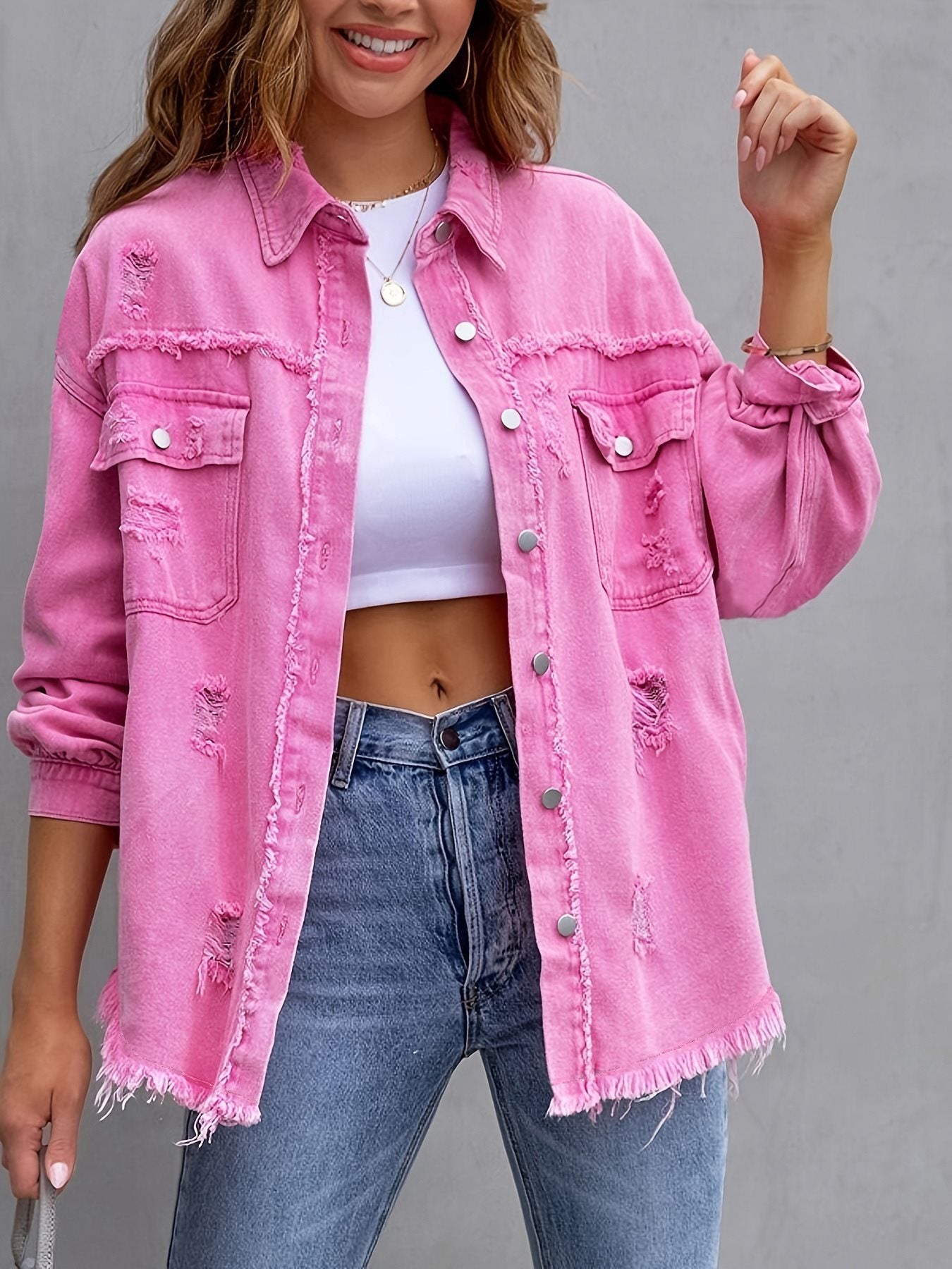 Damen oversized Jeansjacke mit fransigen Säumen und aufgesetzten Taschen Stalluxe