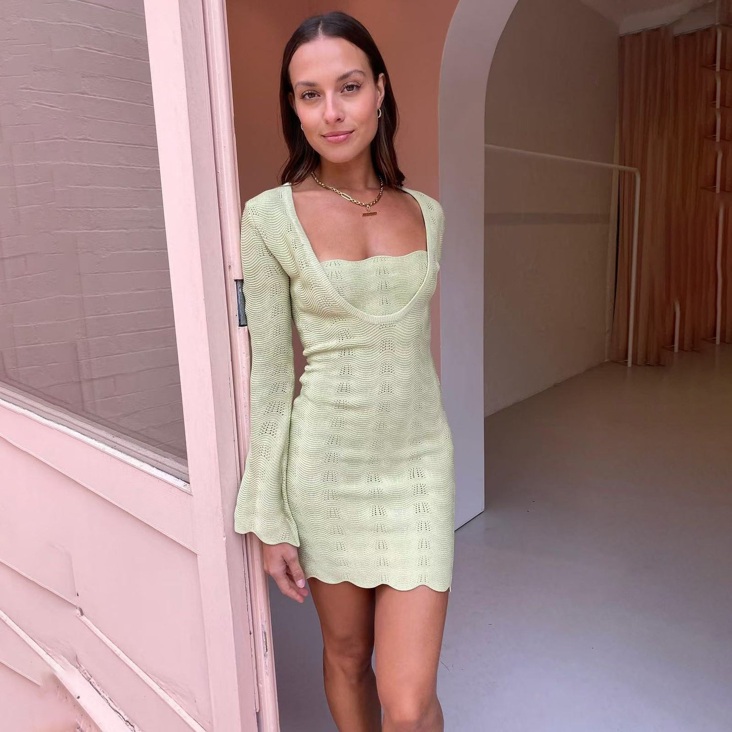 Damen Strickkleid mit tiefem V-Ausschnitt und schickem Wellensaum Stalluxe