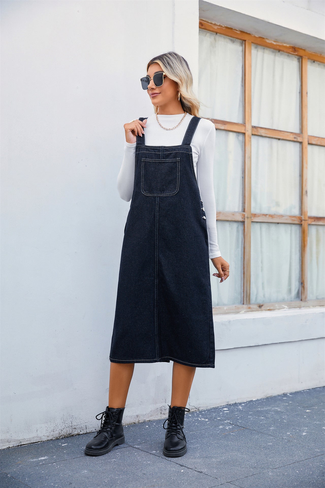 Damen Denim-Latzkleid mit praktischen Seitentaschen und modernem Schnitt Stalluxe
