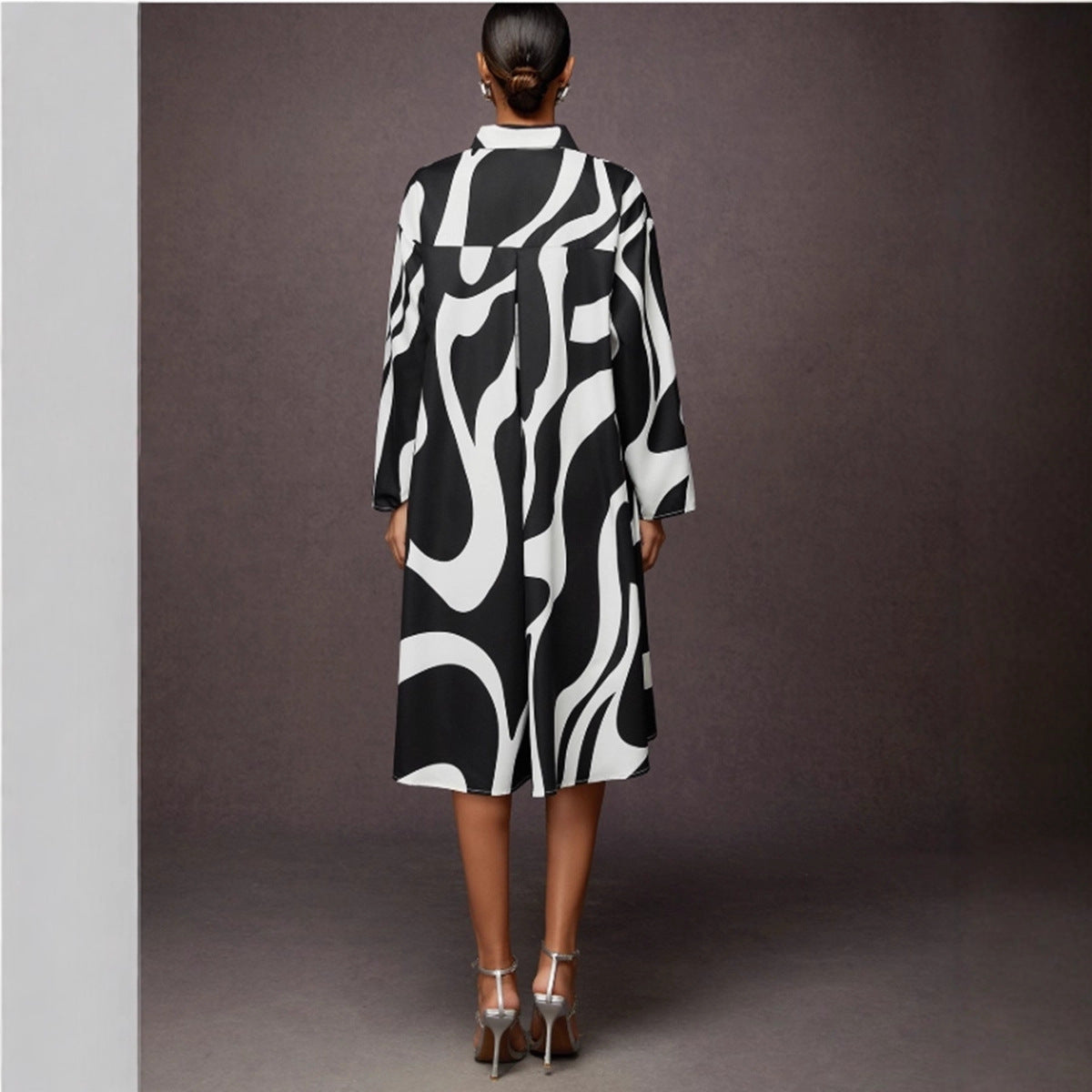 Damen Hemdblusenkleid mit modernem Grafikdruck und asymmetrischem Schnitt Stalluxe