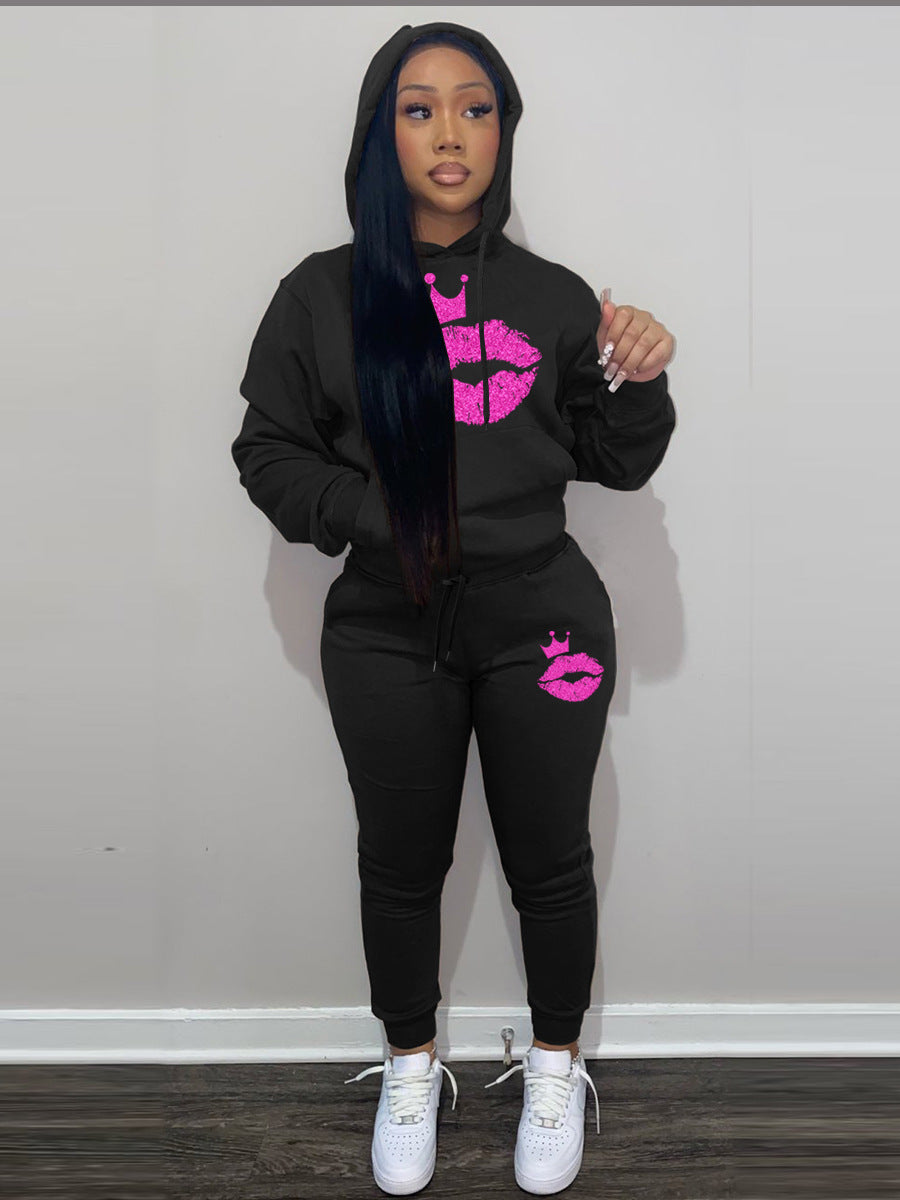 Damen Kapuzen-Pullover und Jogginghose Set mit auffälligem Lippenmotiv und Krönchen Stalluxe