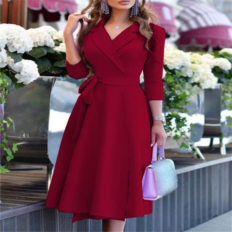 Damen Elegantes Wickelkleid mit floralen Akzenten und schickem Kragen Stalluxe