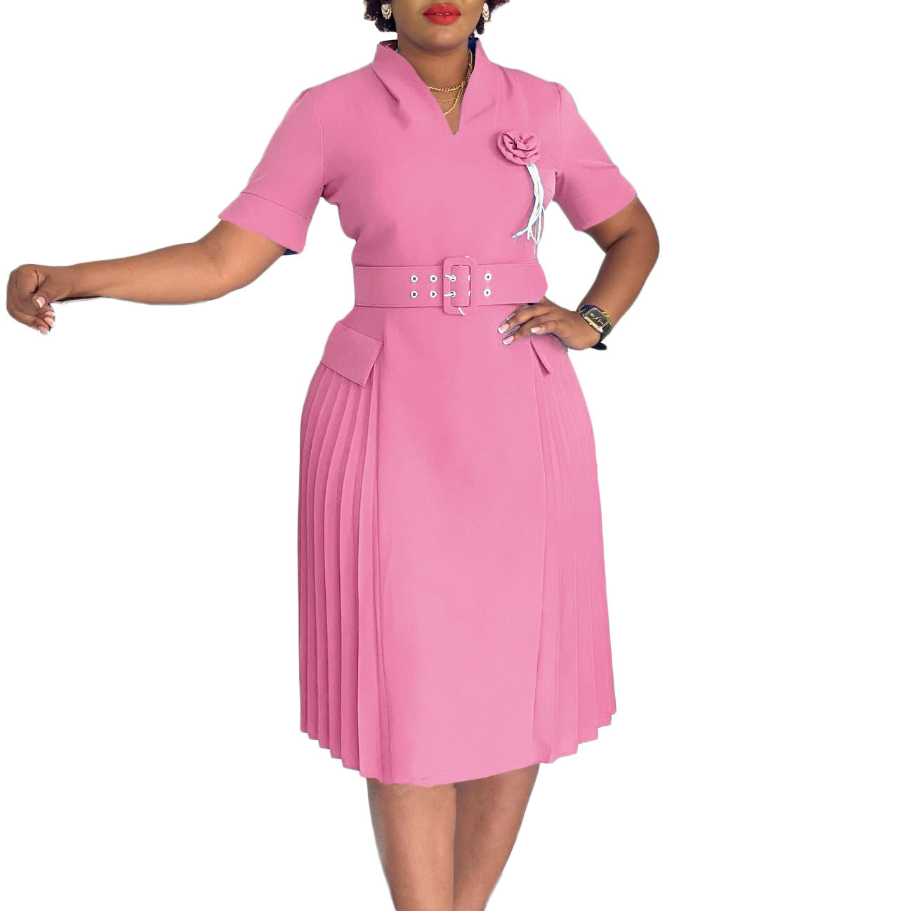Damen Plissee-Kleid mit Taillengürtel und modischen Blumenakzenten Stalluxe