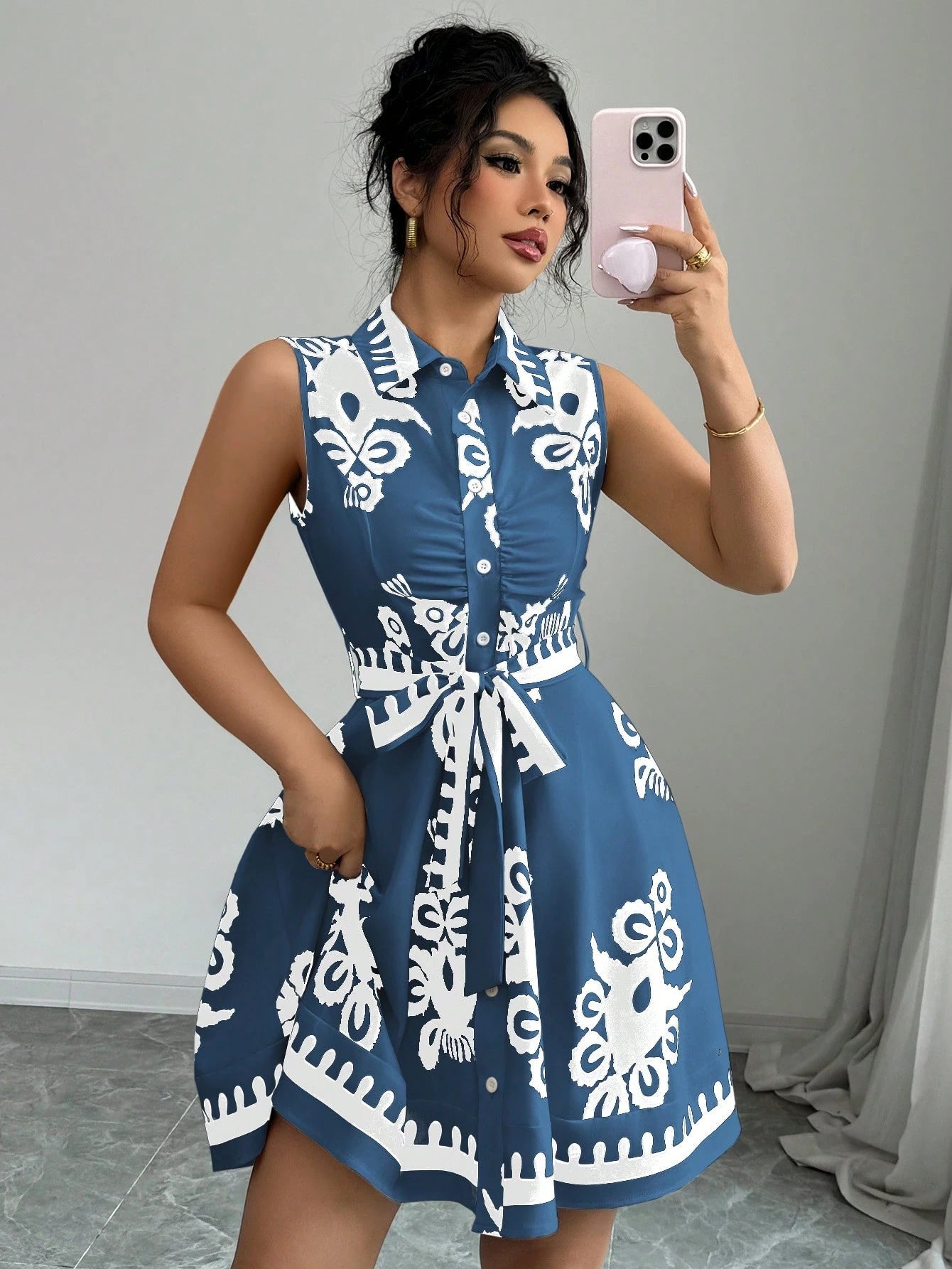 Damen Blusenkleid mit elegantem Taillengürtel und verspieltem Muster Stalluxe