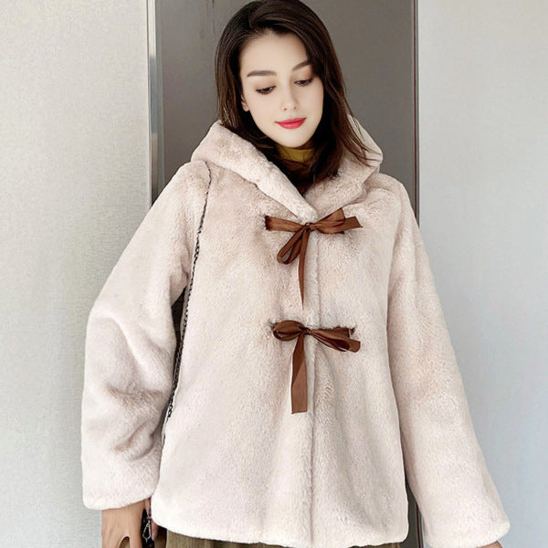 Damen Kuschelige Kunstpelzjacke mit Kapuze und Schleifendetails Stalluxe