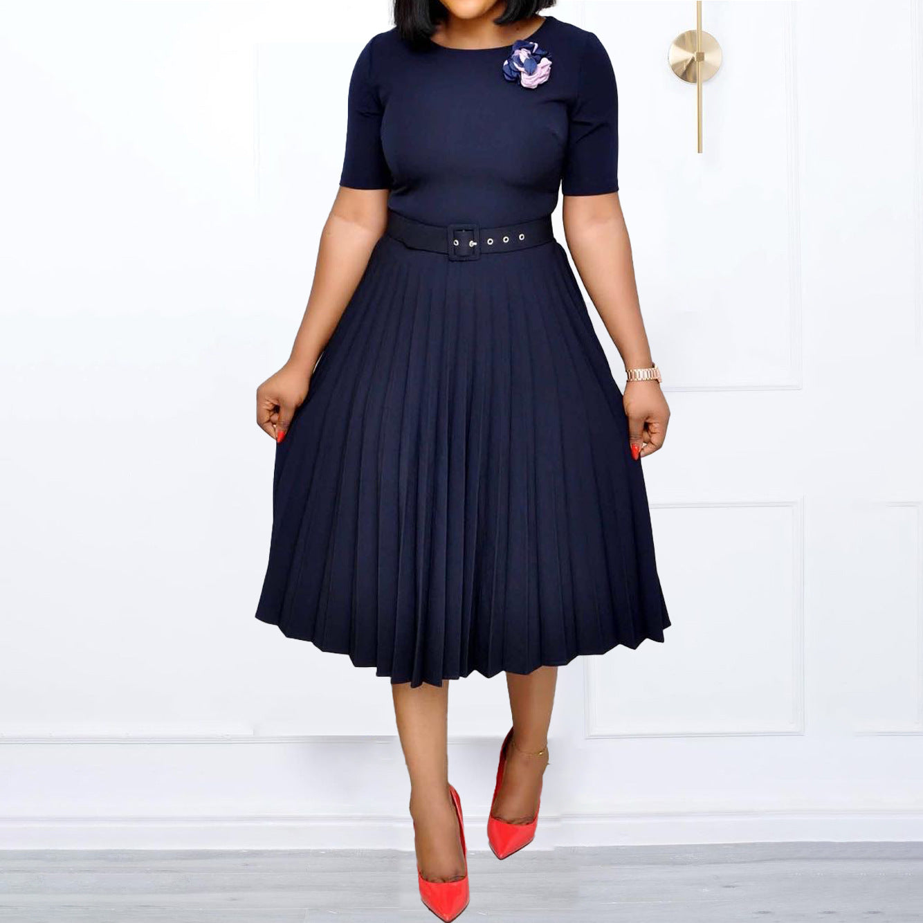 Damen Plissiertes Midi-Kleid mit Taillengürtel und geschmackvollem Rundhalsausschnitt Stalluxe