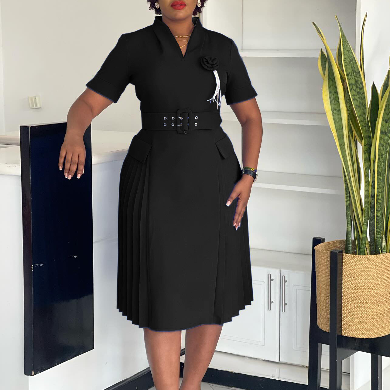 Damen Plissee-Kleid mit Taillengürtel und modischen Blumenakzenten Stalluxe