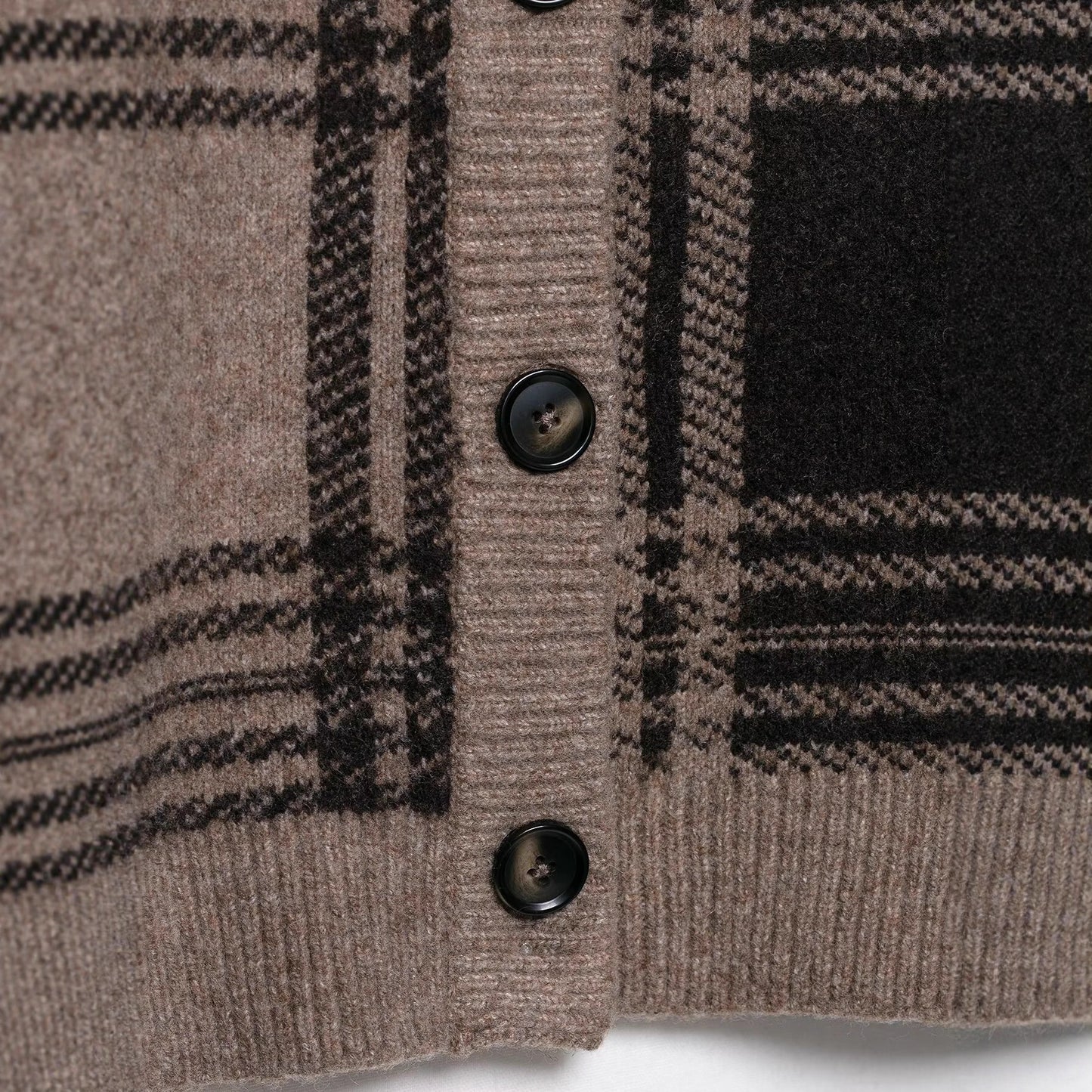 Damen modische Strickjacke mit Karomuster und Knopfdetails Stalluxe