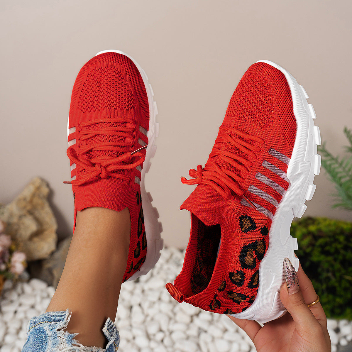 Damen Sportliche Sneakers aus atmungsaktivem Strickmaterial mit auffälligem Leopardenmuster Stalluxe