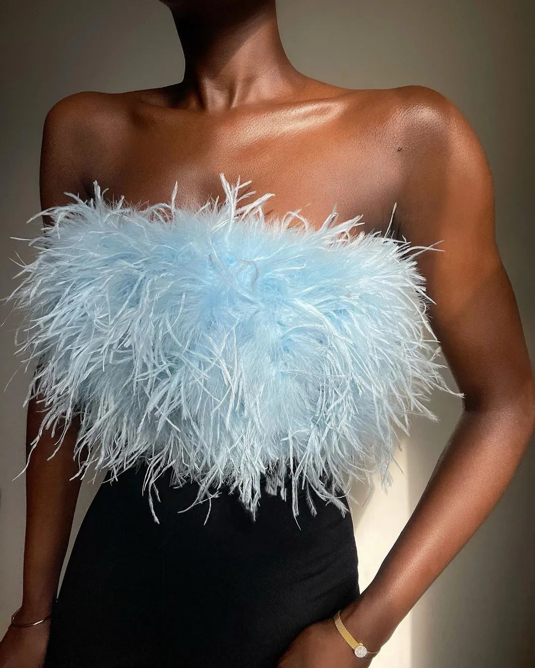 Damen Modische Top mit aufregendem Federn und schulterfreiem Design Stalluxe
