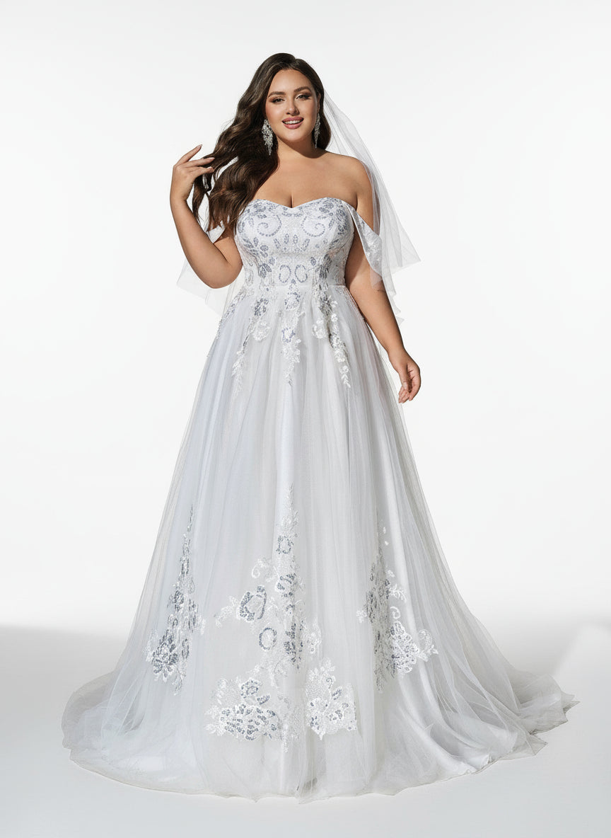 Stalluxe | Elegantes Weißes Trägerloses Brautkleid mit Applikationen in Übergröße