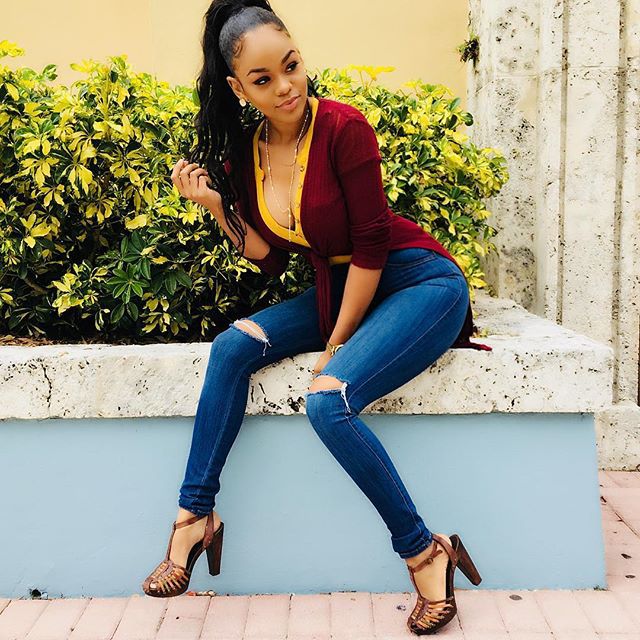 Damen Hochgeschnittene Slim-Fit Jeans mit Rüschen und modischem Auschnitt Stalluxe