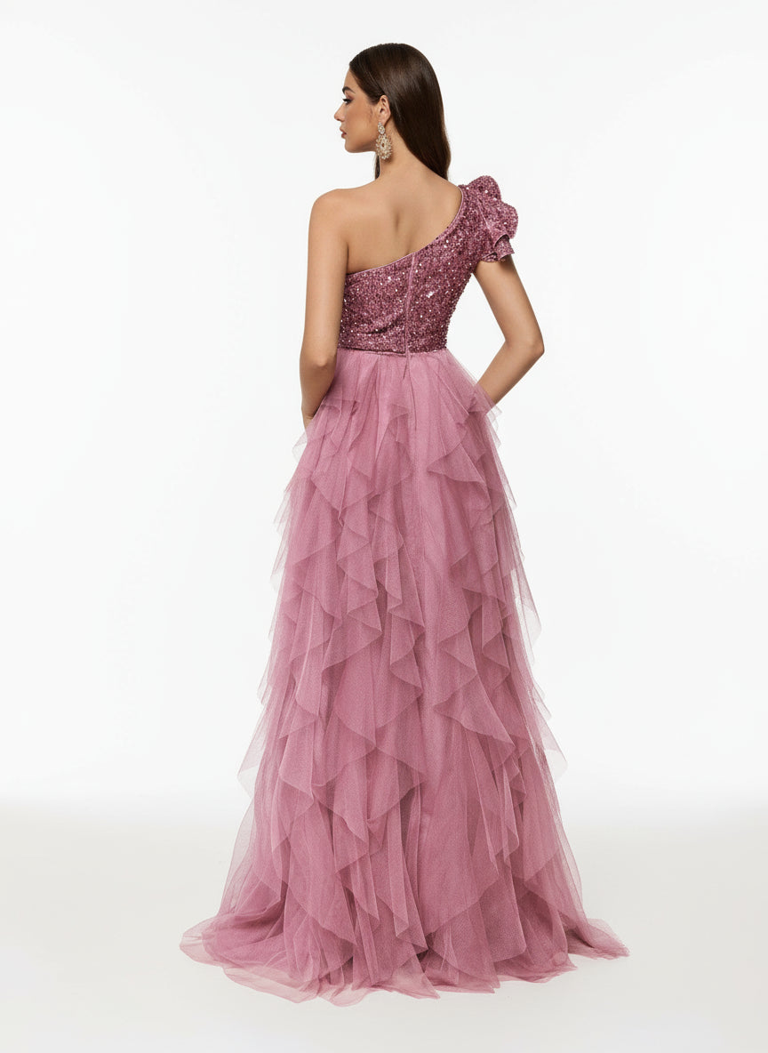 Stalluxe | Modisches Abendkleid mit Asymmetrischem Ausschnitt und Mehrlagigem Mesh-Rock