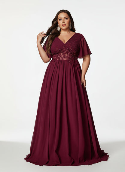 Stalluxe | Zurückhaltendes Abendkleid mit Spitze, V-Ausschnitt und Kurzarm in Übergröße