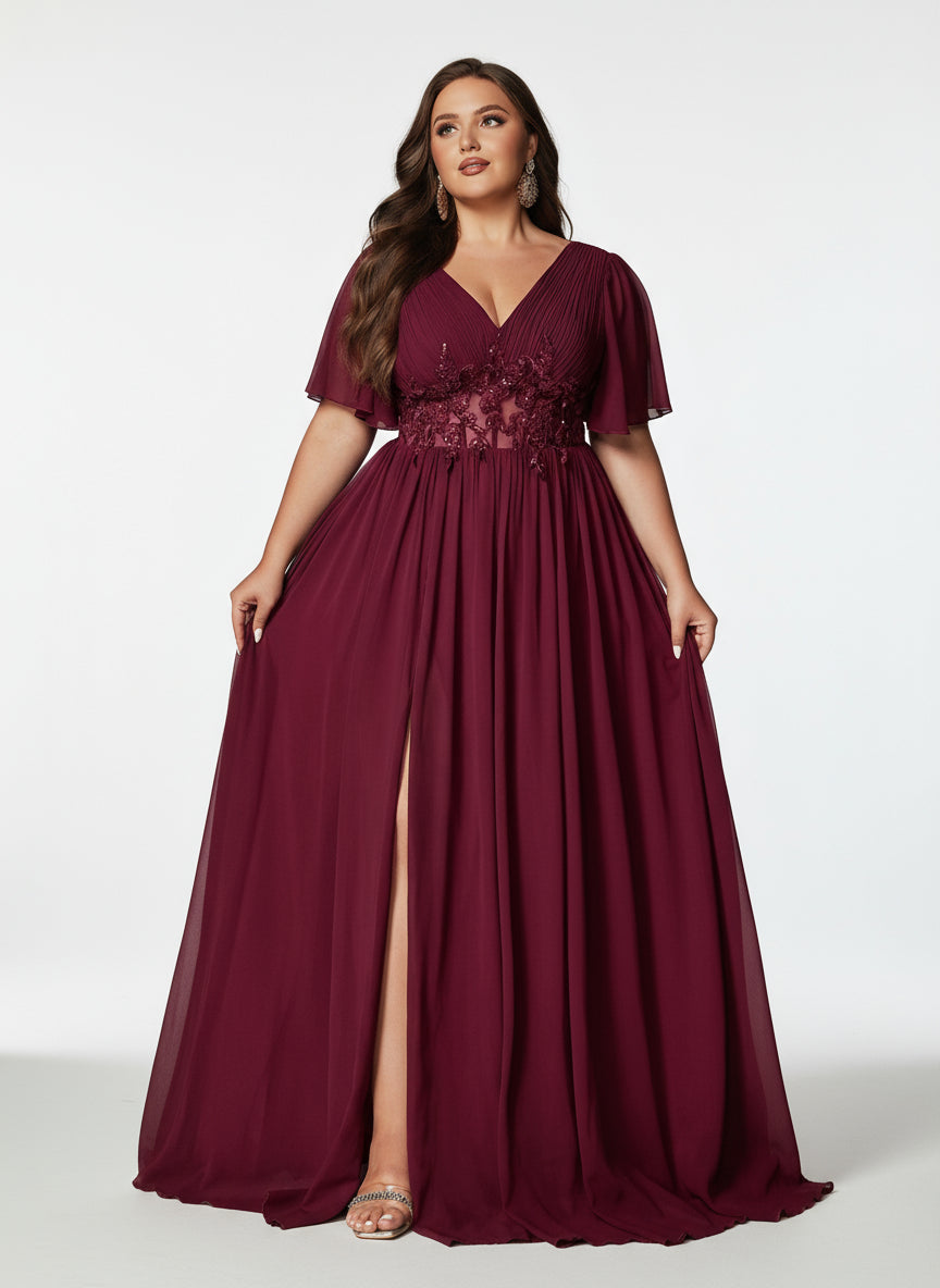 Stalluxe | Zurückhaltendes Abendkleid mit Spitze, V-Ausschnitt und Kurzarm in Übergröße 5XL