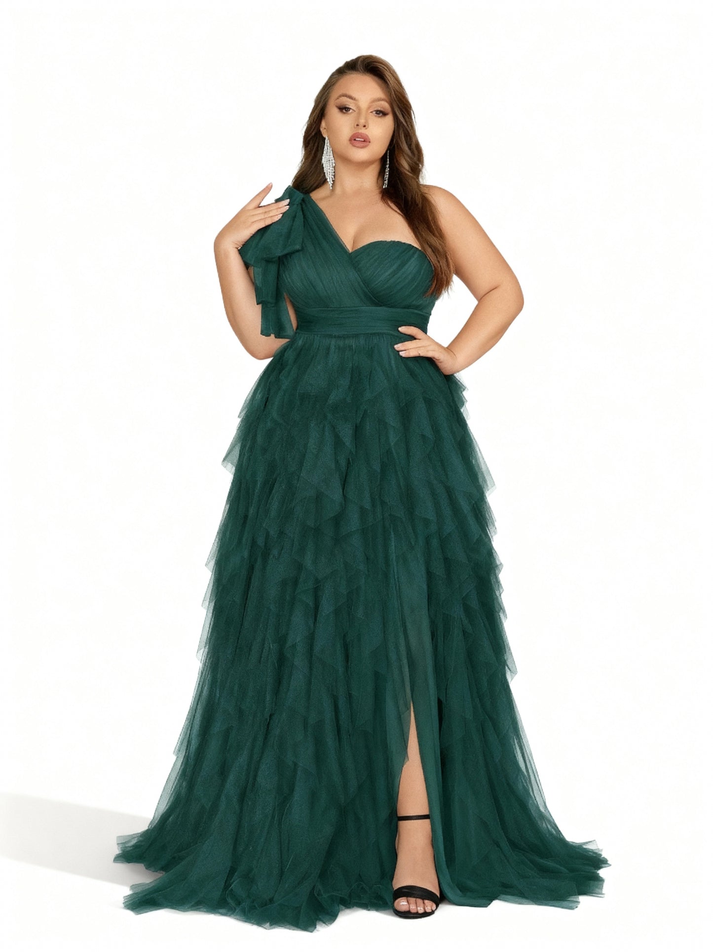 Stalluxe | Elegantes Abendkleid in Übergröße mit asymmetrischem Ausschnitt und Schlitz Dunkelgrün