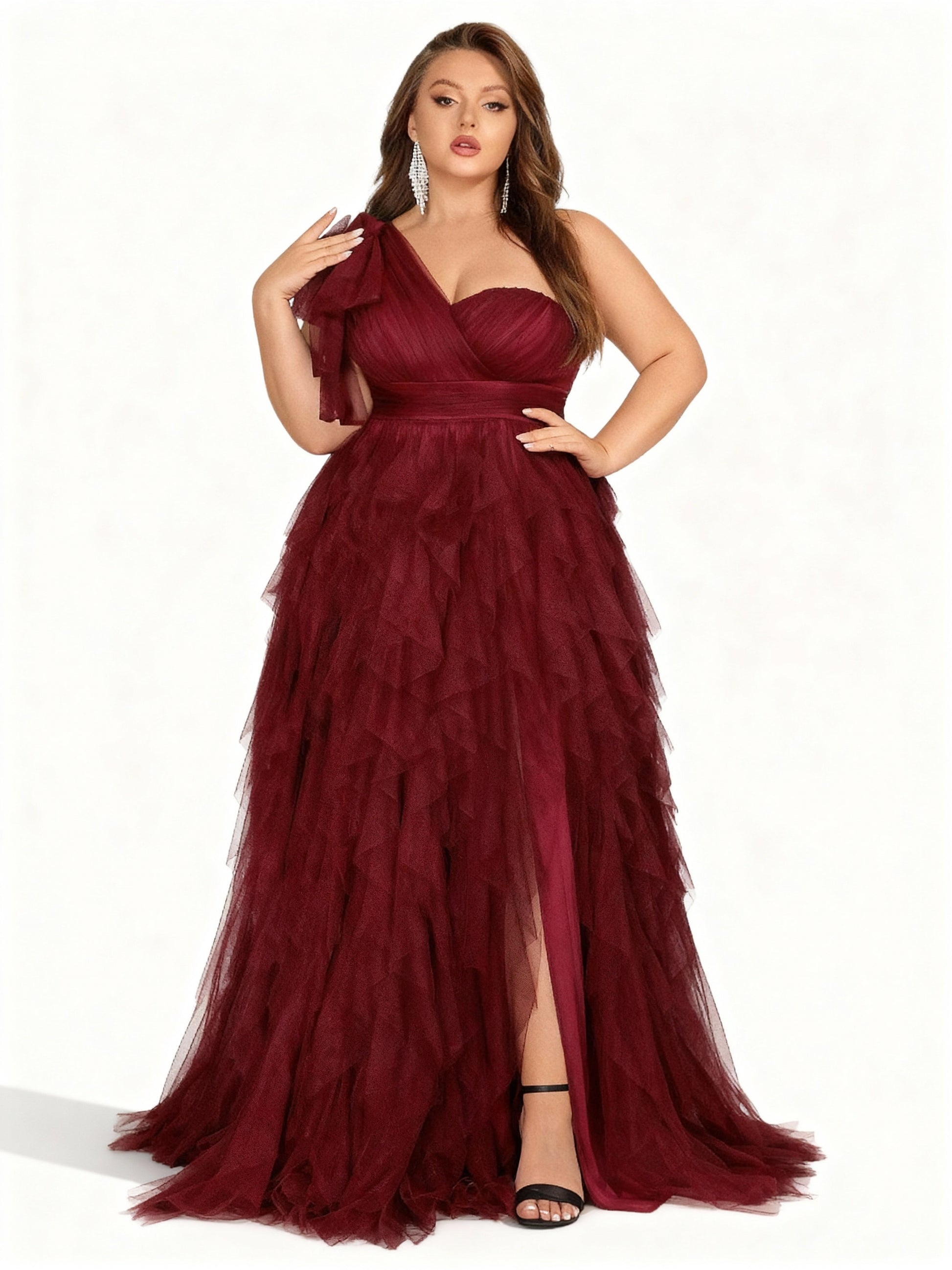 Stalluxe | Elegantes Abendkleid in Übergröße mit asymmetrischem Ausschnitt und Schlitz Weinrot