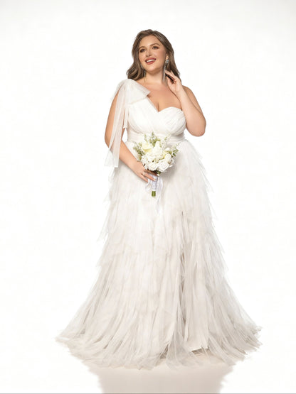 Stalluxe | Elegantes Abendkleid in Übergröße mit asymmetrischem Ausschnitt und Schlitz Weiß