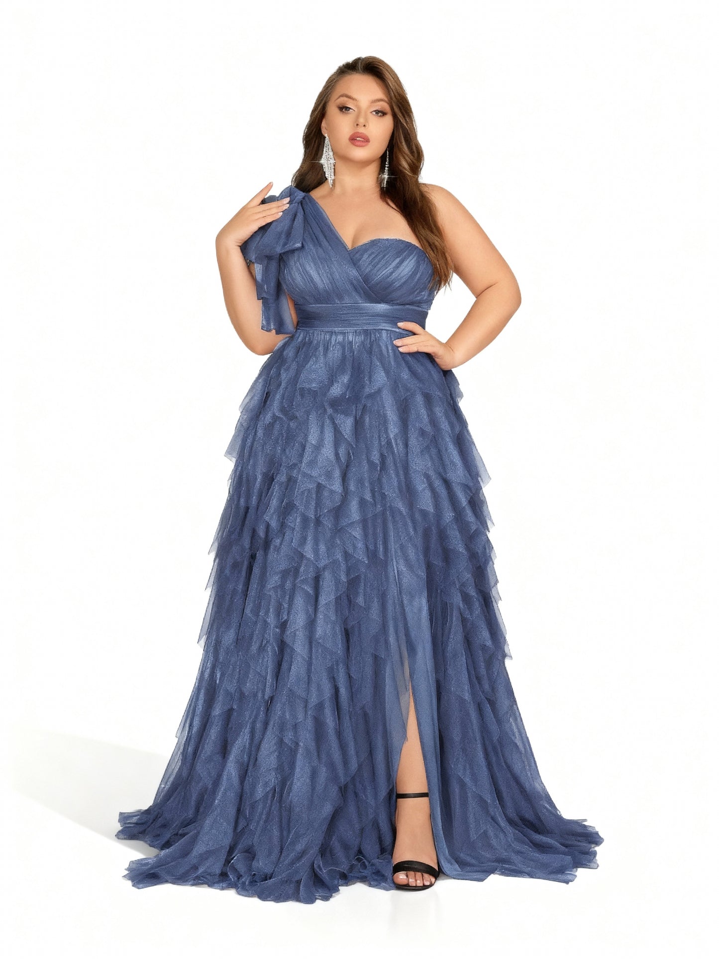 Stalluxe | Elegantes Abendkleid in Übergröße mit asymmetrischem Ausschnitt und Schlitz Hellblau